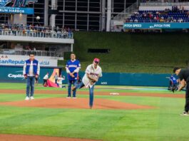 Abinader asiste a juego inaugural de RD en Clásico Mundial de Béisbol en Miami y lanza primera bola