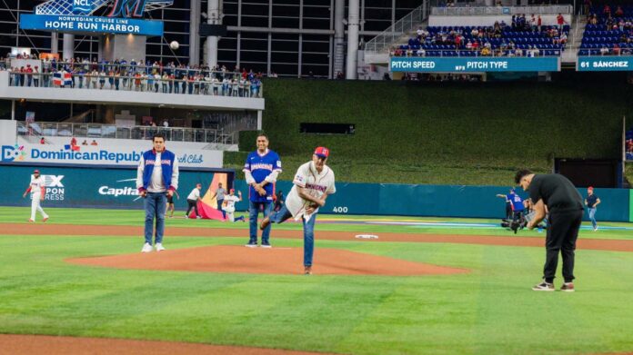 Abinader asiste a juego inaugural de RD en Clásico Mundial de Béisbol en Miami y lanza primera bola