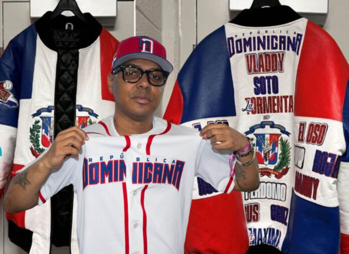 Alofoke adquiere la “chaqueta del flow” del Clásico Mundial de Béisbol 2026