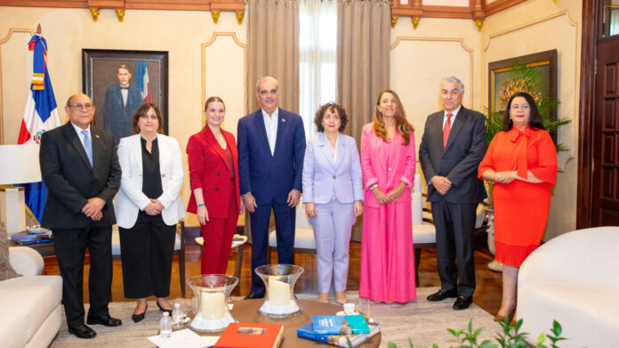 Abinader recibe en visita de cortesía a la presidenta del Gobierno de las Islas Baleares, Margalida Prohens Rigo, en el Palacio Nacional