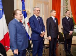 Abinader comparte con dominicanos en París