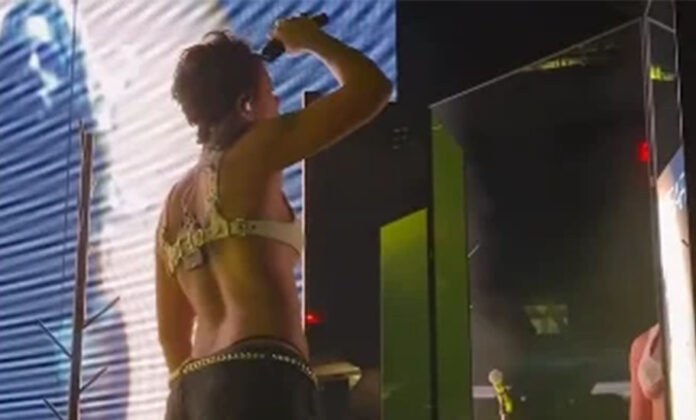 ¡Impactante! Tokischa se rapa la cabeza en vivo durante su presentación con FKA Twigs
