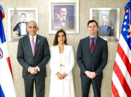 Embajadora EE.UU. presenta al presidente DNCD nuevo agregado de la DEA en RD