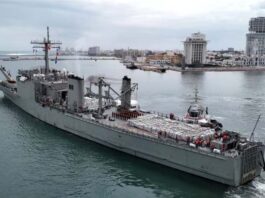 Llega a Cuba un tercer envío de ayuda humanitaria de México La Habana.- Los buques de apoyo logístico de la Armada de México Papaloapan y Huasteco atracaron nuevamente este viernes en la bahía de La Habana con un tercer cargamento de ayuda humanitaria para Cuba. Ambas embarcaciones habían llegado a la isla caribeña el pasado 28 de febrero con un segundo cargamento de ayuda humanitaria que contenía 1,200 toneladas de alimentos, enviado para paliar la crisis del país, agravada por el asedio petrolero de EE.UU. «Arribando ahora al puerto de La Habana dos barcos con tercer envío de ayuda del Gobierno y el pueblo mexicanos para el pueblo de Cuba. Gracias México por su solidaridad con Cuba”, escribió en redes sociales la viceministra de Relaciones Exteriores, Josefina Vidal. etalles del envío humanitario En la segunda carga de ayuda humanitaria, el Papaloapan portaba 1,078 toneladas de frijol y leche en polvo, mientras que el Huasteco transportaba 92 toneladas de frijol, además de 23 toneladas de alimentos varios, que recolectaron varias organizaciones sociales con apoyo del Gobierno de la Ciudad de México. México es el país que más ayuda ha enviado a Cuba en los últimos meses con un total de unas 2,000 toneladas, en su mayoría alimentos básicos y productos de higiene, entre los dos envíos anteriores al de este viernes. El primero de ellos trajo a la isla 814 toneladas de alimentos. Reacciones de líderes cubanos Horas antes del arribo, el presidente cubano, Miguel Díaz-Canel, resaltó en una comparecencia televisiva el papel de México, y lo calificó de «país amigo y hermano que ha mostrado una altura tremenda», especialmente su presidente, Claudia Sheinbaum.