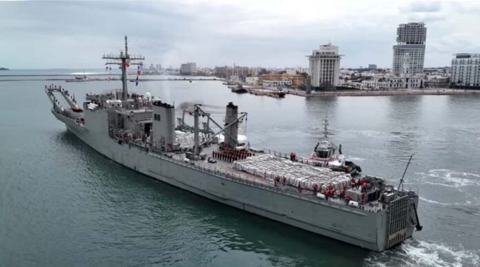 Llega a Cuba un tercer envío de ayuda humanitaria de México La Habana.- Los buques de apoyo logístico de la Armada de México Papaloapan y Huasteco atracaron nuevamente este viernes en la bahía de La Habana con un tercer cargamento de ayuda humanitaria para Cuba. Ambas embarcaciones habían llegado a la isla caribeña el pasado 28 de febrero con un segundo cargamento de ayuda humanitaria que contenía 1,200 toneladas de alimentos, enviado para paliar la crisis del país, agravada por el asedio petrolero de EE.UU. «Arribando ahora al puerto de La Habana dos barcos con tercer envío de ayuda del Gobierno y el pueblo mexicanos para el pueblo de Cuba. Gracias México por su solidaridad con Cuba”, escribió en redes sociales la viceministra de Relaciones Exteriores, Josefina Vidal. etalles del envío humanitario En la segunda carga de ayuda humanitaria, el Papaloapan portaba 1,078 toneladas de frijol y leche en polvo, mientras que el Huasteco transportaba 92 toneladas de frijol, además de 23 toneladas de alimentos varios, que recolectaron varias organizaciones sociales con apoyo del Gobierno de la Ciudad de México. México es el país que más ayuda ha enviado a Cuba en los últimos meses con un total de unas 2,000 toneladas, en su mayoría alimentos básicos y productos de higiene, entre los dos envíos anteriores al de este viernes. El primero de ellos trajo a la isla 814 toneladas de alimentos. Reacciones de líderes cubanos Horas antes del arribo, el presidente cubano, Miguel Díaz-Canel, resaltó en una comparecencia televisiva el papel de México, y lo calificó de «país amigo y hermano que ha mostrado una altura tremenda», especialmente su presidente, Claudia Sheinbaum.