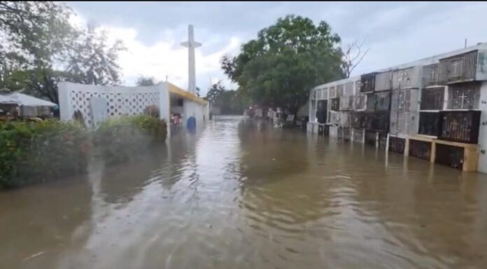 Santiago bajo agua: Lluvias torrenciales inundan calles principales y el cementerio municipal