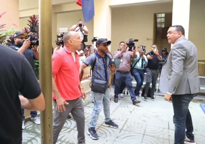 Comunicador Jhossan Capell defiende a hermanos Espaillat y agrede a familiar de víctima