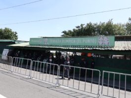 Operativo policial ejecuta desalojo en plaza Teleofertas