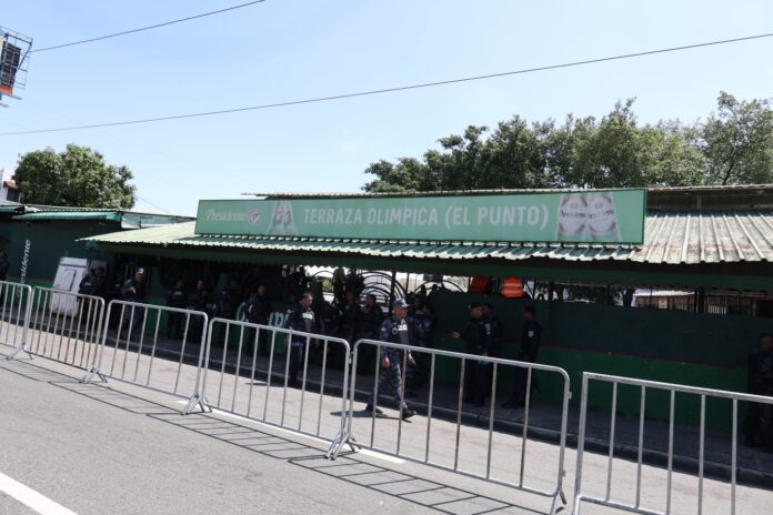 Operativo policial ejecuta desalojo en plaza Teleofertas