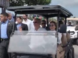 Luis Abinader y Carolina Mejía recorren en carrito de golf el nuevo Malecón Deportivo