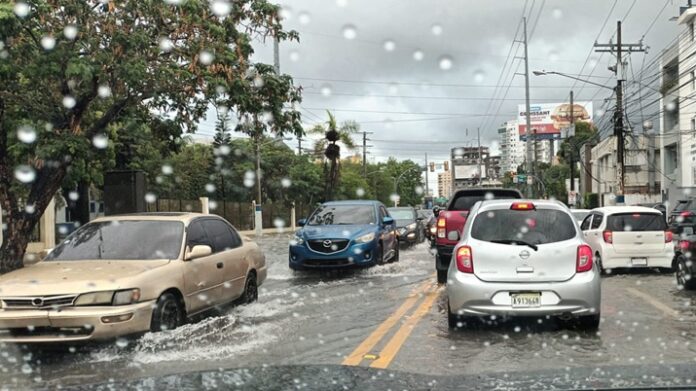 COE mantiene dos provincias en alerta roja por lluvias y posibles inundaciones