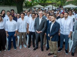 Presidente Abinader participa en conversatorio político con universitarios