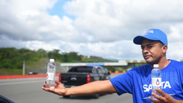 Caasd distribuye botellas de agua en peajes del Gran Santo Domingo por Semana Santa