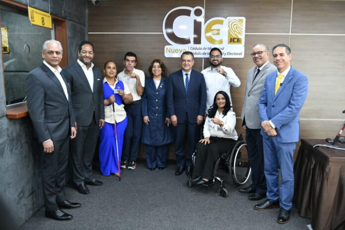 JCE continúa entrega de la nueva cédula a personas con discapacidad en coordinación con CONADIS