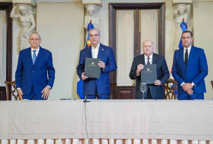 Abinader firma acuerdo de colaboración entre FINJUS y la Consultoría Jurídica del Poder Ejecutivo
