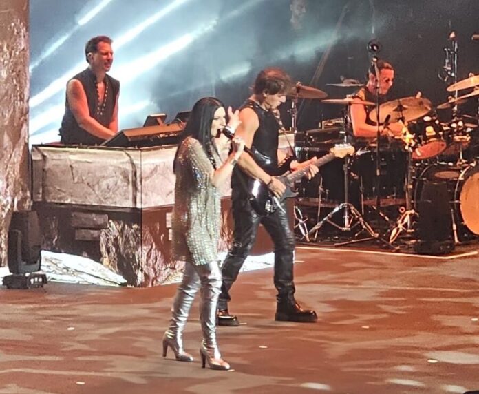 Laura Pausini enamora a Santo Domingo: Una noche de nostalgia y conexión total en la Feria Ganadera