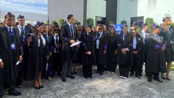 Justicia en pausa: Jueces de 36 distritos suspenden labores por reclamos laborales