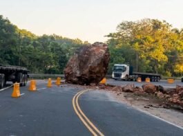 Desprendimiento de roca afecta tránsito en la Autopista del Nordeste