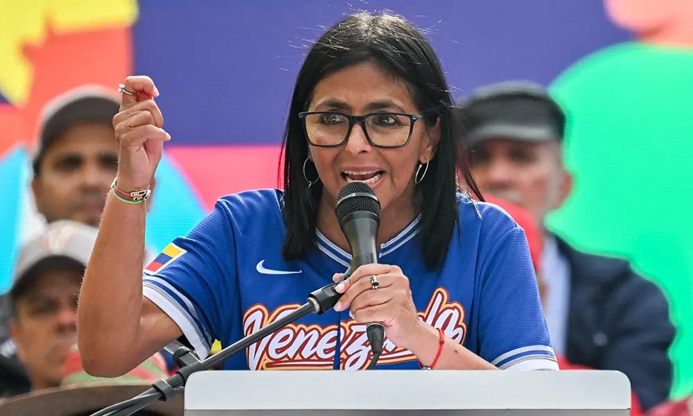 a Presidenta interina de Venezuela anuncia aumento salarial de 26% a 240 dólares mensuales