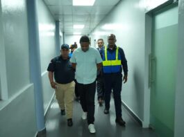 Se entrega a la Policía hombre acusado de fraude cibernético