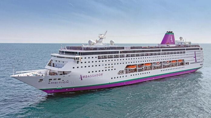 Crucero que estuvo confinado con un brote de gastroenteritis sale del puerto de Burdeos