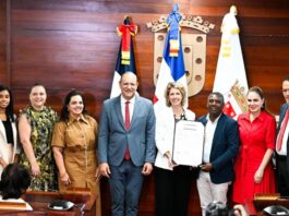 Ayuntamiento de Santiago reconoce a embajadora de Francia Sonia Barbry como “Visitante Distinguida”