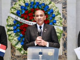 Presidente dispone el ascenso de más de 600 agentes antinarcóticos en cumplimiento del decreto que crea la “carrera del agente” Santo Domingo.- El presidente de la República, Luis Abinader, dispuso el ascenso de 634 agentes de la Dirección Nacional de Control de Drogas (DNCD), en cumplimiento del decreto 301-23 que crea el reglamento de la “Carrera del Agente de la DNCD”, una medida que fortalece la institucionalidad y marca un hito histórico al otorgar, por primera vez desde su fundación, promociones formales a sus miembros. Los ascensos abarcan distintas categorías de la escala jerárquica civil del organismo, entre ellas: agente primero, agente segundo, agente especial, oficial primero, oficial segundo, oficial especial, inspector primero e inspector segundo, consolidando una estructura formal de carrera dentro de la institución. Con esta decisión, el mandatario impacta de manera directa y positiva a todo el personal operativo y auxiliar de la clase civil que trabaja en la DNCD y que no proviene de las Fuerzas Armadas ni de la Policía Nacional. El Gobierno dominicano da un paso sin precedentes al reconocer a sus agentes de carrera, decisión que regulariza la escala jerárquica, fortalece la estructura interna y dignifica la labor de los hombres y mujeres que combaten el narcotráfico. “Deseo felicitar, en este nuevo aniversario, a todos los agentes de la DNCD, quienes con arrojo y valentía arriesgan sus vidas a diario para combatir el narcotráfico y sus delitos conexos”, precisó el presidente Abinader. La disposición del Poder Ejecutivo representa un importante avance en la mejora de las condiciones laborales de todos los agentes que día tras día arriesgan sus vidas en el combate frontal al narcotráfico y la criminalidad organizada transnacional. El vicealmirante José M. Cabrera Ulloa, titular del organismo antinarcóticos, agradeció sinceramente el constante apoyo del presidente Luis Abinader a la DNCD, quien ha dotado de recursos y equipos al organismo para fortalecer sus operaciones de interdicción en el combate y desmantelamiento de estructuras criminales. DNCD ARRIBA A SU 38 ANIVERSARIO LIDERANDO LA LUCHA CONTRA EL NARCOTRÁFICO EN LA REGIÓN Consolida la imagen institucional y optimiza la gestión integral. El organismo antinarcóticos celebró este viernes, con una misa en la Catedral Primada de América, una ofrenda floral y otros actos, el 38 aniversario de su fundación. El oficio religioso estuvo a cargo del obispo coadjutor de Santo Domingo, monseñor Carlos Tomás Morel Diplán. Durante la misa, el presidente de la DNCD, vicealmirante José Manuel Cabrera Ulloa, estuvo acompañado de su esposa, Carmen Encarnación de Cabrera, y sus hijos. Estuvieron presentes el ministro de Deportes, Kelvin Cruz; los viceministros de Defensa, vicealmirante Agustín A. Morillo Rodríguez y mayor general Carlos R. Febrillet; el mayor general Delio B. Colón Rosario, inspector de las Fuerzas Armadas; y el vicealmirante Luis Rafael Lee Ballester, director de Migración. También participó la directora de la Oficina de Asuntos Internacionales de Narcóticos y Aplicación de la Ley (INL) de Estados Unidos, Rebeca Márquez; una alta delegación de la Administración de Control de Drogas (DEA) y del Comando Sur (JIATFS); el director del Departamento Nacional de Investigaciones (DNI), Luis Soto; miembros del Ministerio Público; directores de cuerpos especializados; expresidentes de la DNCD; miembros de organismos de prevención y derechos humanos, entre otras personalidades.