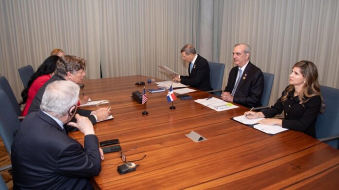 Abinader sostiene reuniones con Isaac Herzog y Christopher Landau durante la toma de posesión de Laura Fernández en Costa Rica