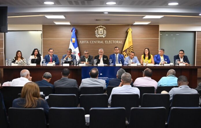 JCE se reúne con organizaciones políticas para abordar avances de cedulación y proceso en el exterior