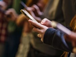 Qué pasa cuando los padres priorizan el celular
