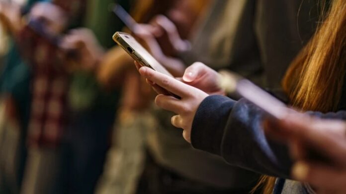Qué pasa cuando los padres priorizan el celular