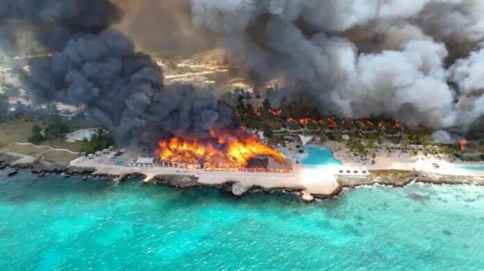 Una mujer murió y 1.700 personas fueron evacuadas tras un incendio en un complejo turístico