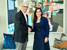 Santo Domingo.- El candidato presidencial del Partido de la Liberación Dominicana (PLD) en las elecciones 2020, Gonzalo Castillo, se reunió con la embajadora de los Estados Unidos, Leah Francis Campos. A través de una publicación en la red social X, Castillo informó que conversó con la diplomática sobre temas relacionados con el fortalecimiento de las relaciones entre ambos países y la búsqueda de resultados concretos que beneficien a la población dominicana. “Compartimos visiones claras sobre el futuro de la República Dominicana y sobre cómo fortalecer la alianza con los Estados Unidos para lograr resultados concretos en beneficio de nuestra gente”, expresó el dirigente peledeísta. Se trata del primer encuentro público entre Castillo y Campos desde la llegada de la diplomática al país, quien ha desarrollado una agenda de acercamientos con líderes políticos, empresariales e instituciones nacionales. La reunión se produce días después de que Castillo obtuviera un auto de no ha lugar en el proceso judicial por presunta corrupción administrativa que seguía en su contra el Ministerio Público.