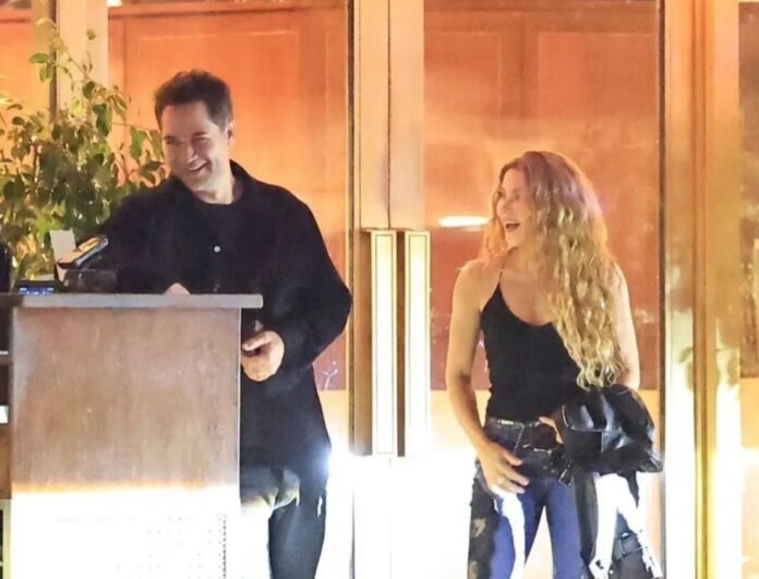 Shakira y el actor mexicano Manuel García-Rulfo desatan rumores de romance tras ser captados fuera de un hotel