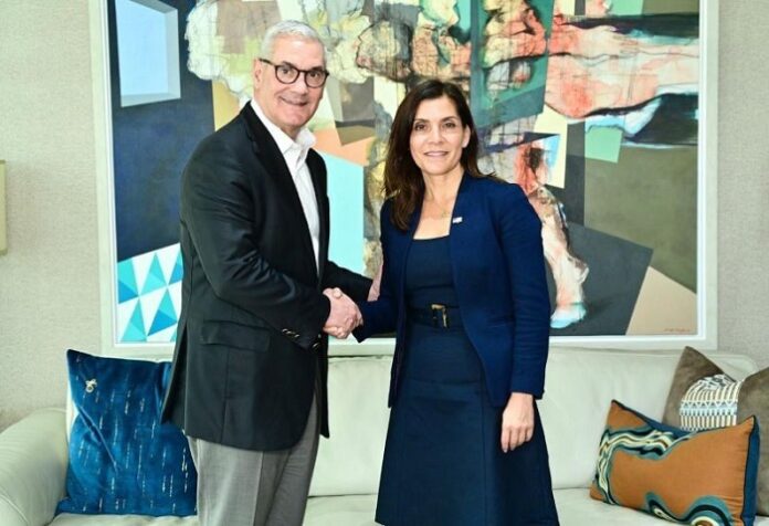 Santo Domingo.- El candidato presidencial del Partido de la Liberación Dominicana (PLD) en las elecciones 2020, Gonzalo Castillo, se reunió con la embajadora de los Estados Unidos, Leah Francis Campos. A través de una publicación en la red social X, Castillo informó que conversó con la diplomática sobre temas relacionados con el fortalecimiento de las relaciones entre ambos países y la búsqueda de resultados concretos que beneficien a la población dominicana. “Compartimos visiones claras sobre el futuro de la República Dominicana y sobre cómo fortalecer la alianza con los Estados Unidos para lograr resultados concretos en beneficio de nuestra gente”, expresó el dirigente peledeísta. Se trata del primer encuentro público entre Castillo y Campos desde la llegada de la diplomática al país, quien ha desarrollado una agenda de acercamientos con líderes políticos, empresariales e instituciones nacionales. La reunión se produce días después de que Castillo obtuviera un auto de no ha lugar en el proceso judicial por presunta corrupción administrativa que seguía en su contra el Ministerio Público.