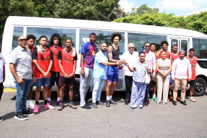 Andrés Bautista entrega autobús a deportistas en Moca