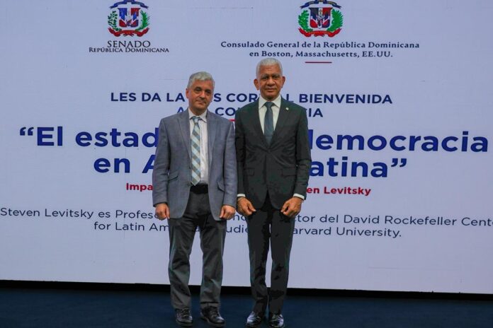 Politólogo estadounidense, Steven Levitsky, imparte en el Senado de la República la conferencia