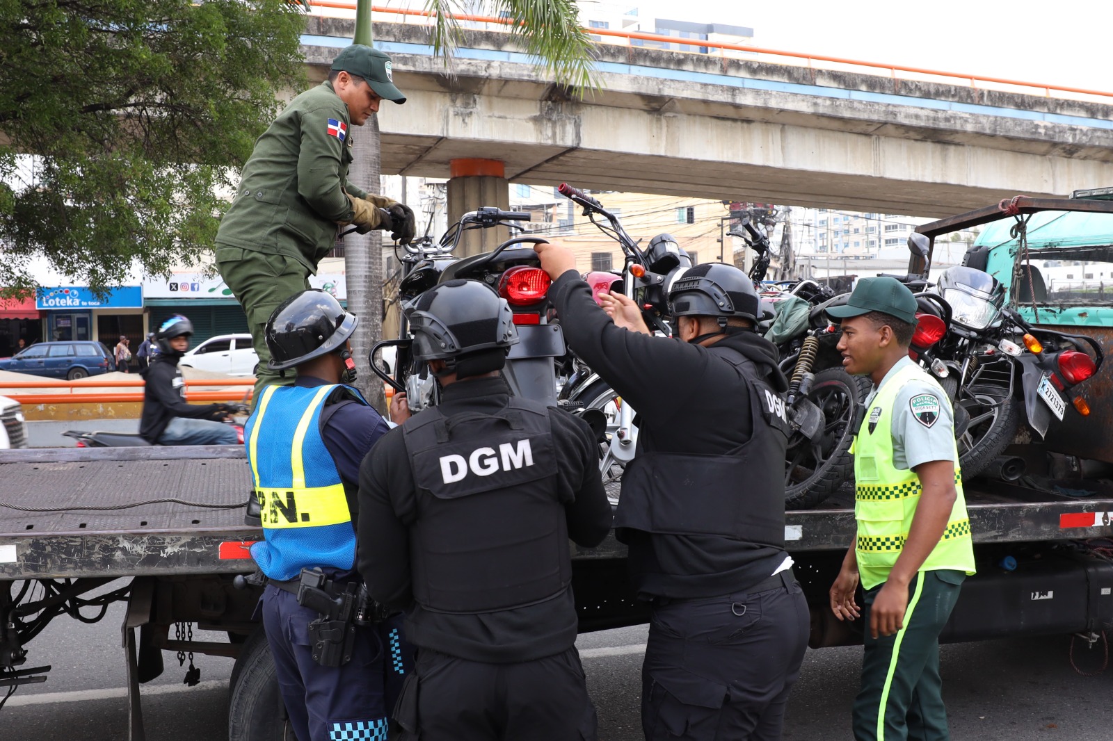 Policía, Intrant y Migración van tras las motocicletas en el DN Policía, Intrant y Migración van tras las motocicletas en el DN