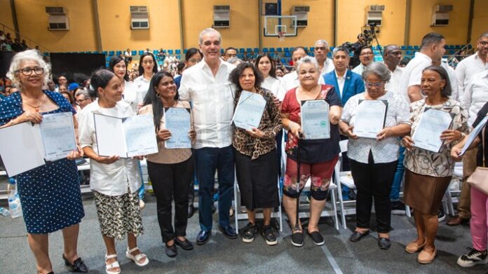 Abinader entrega en Haina 1,279 títulos de propiedad y beneficia 6,385 personas