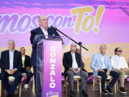 Mariotti asegura que el proyecto de Gonzalo Castillo se consolida con dirigentes de alto nivel Santo Domingo.- El exsecretario general del Partido de la Liberación Dominicana (PLD), Charlie Mariotti, aseguró este domingo que el proyecto político encabezado por Gonzalo Castillo continúa fortaleciéndose con la integración de dirigentes de alto nivel, al tiempo que anunció su respaldo al exministro de Obras Públicas de cara a las próximas contiendas electorales. Durante un acto político, Mariotti afirmó que alrededor de 80 miembros del Comité Central del PLD, así como entre 24 y 25 presidentes provinciales y municipales, se han sumado a la candidatura de Castillo. “Aquí hoy se está sumando músculo y nervios, músculo y nervios”, expresó el dirigente político, al destacar el crecimiento de la estructura de apoyo al exaspirante presidencial. Puedes leer: Gonzalo Castillo: “Luego de seis años de silencio, estoy listo para ser presidente de la RD” Mariotti recordó su paso por la Secretaría General del PLD y explicó que decidió abandonar sus propias aspiraciones presidenciales al entender que existía una verdadera posibilidad de que Gonzalo Castillo condujera al partido de regreso al poder. “Entendí plenamente que tenía que declinar y desistir de mi legítima aspiración presidencial. Había una real posibilidad de retorno al poder en la persona de Gonzalo”, manifestó. El exsenador dijo que, durante los recorridos realizados junto a dirigentes del partido, percibió que Castillo estaba reconectando con la población. “Comenzamos a percibir y a sentir que Gonzalo estaba entrando en el corazón y el alma de la gente, estaba reencontrando el alma y el corazón de la gente”, señaló. Mariotti sostuvo que siempre defendió la idea de que los mejores hombres y mujeres del PLD debían salir a las calles a aspirar a posiciones electivas, pues consideró que el fortalecimiento de una organización política depende de la participación y la competencia interna. Asimismo, definió a Gonzalo Castillo como un dirigente eficiente, empático y perseverante, cuyo principal objetivo es el bienestar de la población. “Gonzalo es eficiencia, es empatía, es perseverancia. Pero una eficacia y una eficiencia cuyo objetivo primordial es el bienestar de la gente”, afirmó. El dirigente también resaltó la capacidad del exministro para trabajar en equipo y delegar responsabilidades, asegurando que esas cualidades son fundamentales para ejercer la Presidencia de la República. “Un presidente, por brillante que sea, si no tiene un buen equipo no va para ningún lado. Y si una cosa podemos aprender de Gonzalo es que sabe delegar y sabe perfectamente en quién confiar”, expresó. Mariotti concluyó su intervención reiterando su respaldo al proyecto político de Gonzalo Castillo y llamando a los dirigentes y simpatizantes a acompañarlo en su camino hacia una eventual candidatura presidencial.