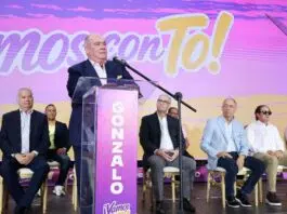 Mariotti asegura que el proyecto de Gonzalo Castillo se consolida con dirigentes de alto nivel Santo Domingo.- El exsecretario general del Partido de la Liberación Dominicana (PLD), Charlie Mariotti, aseguró este domingo que el proyecto político encabezado por Gonzalo Castillo continúa fortaleciéndose con la integración de dirigentes de alto nivel, al tiempo que anunció su respaldo al exministro de Obras Públicas de cara a las próximas contiendas electorales. Durante un acto político, Mariotti afirmó que alrededor de 80 miembros del Comité Central del PLD, así como entre 24 y 25 presidentes provinciales y municipales, se han sumado a la candidatura de Castillo. “Aquí hoy se está sumando músculo y nervios, músculo y nervios”, expresó el dirigente político, al destacar el crecimiento de la estructura de apoyo al exaspirante presidencial. Puedes leer: Gonzalo Castillo: “Luego de seis años de silencio, estoy listo para ser presidente de la RD” Mariotti recordó su paso por la Secretaría General del PLD y explicó que decidió abandonar sus propias aspiraciones presidenciales al entender que existía una verdadera posibilidad de que Gonzalo Castillo condujera al partido de regreso al poder. “Entendí plenamente que tenía que declinar y desistir de mi legítima aspiración presidencial. Había una real posibilidad de retorno al poder en la persona de Gonzalo”, manifestó. El exsenador dijo que, durante los recorridos realizados junto a dirigentes del partido, percibió que Castillo estaba reconectando con la población. “Comenzamos a percibir y a sentir que Gonzalo estaba entrando en el corazón y el alma de la gente, estaba reencontrando el alma y el corazón de la gente”, señaló. Mariotti sostuvo que siempre defendió la idea de que los mejores hombres y mujeres del PLD debían salir a las calles a aspirar a posiciones electivas, pues consideró que el fortalecimiento de una organización política depende de la participación y la competencia interna. Asimismo, definió a Gonzalo Castillo como un dirigente eficiente, empático y perseverante, cuyo principal objetivo es el bienestar de la población. “Gonzalo es eficiencia, es empatía, es perseverancia. Pero una eficacia y una eficiencia cuyo objetivo primordial es el bienestar de la gente”, afirmó. El dirigente también resaltó la capacidad del exministro para trabajar en equipo y delegar responsabilidades, asegurando que esas cualidades son fundamentales para ejercer la Presidencia de la República. “Un presidente, por brillante que sea, si no tiene un buen equipo no va para ningún lado. Y si una cosa podemos aprender de Gonzalo es que sabe delegar y sabe perfectamente en quién confiar”, expresó. Mariotti concluyó su intervención reiterando su respaldo al proyecto político de Gonzalo Castillo y llamando a los dirigentes y simpatizantes a acompañarlo en su camino hacia una eventual candidatura presidencial.