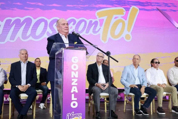 Mariotti asegura que el proyecto de Gonzalo Castillo se consolida con dirigentes de alto nivel Santo Domingo.- El exsecretario general del Partido de la Liberación Dominicana (PLD), Charlie Mariotti, aseguró este domingo que el proyecto político encabezado por Gonzalo Castillo continúa fortaleciéndose con la integración de dirigentes de alto nivel, al tiempo que anunció su respaldo al exministro de Obras Públicas de cara a las próximas contiendas electorales. Durante un acto político, Mariotti afirmó que alrededor de 80 miembros del Comité Central del PLD, así como entre 24 y 25 presidentes provinciales y municipales, se han sumado a la candidatura de Castillo. “Aquí hoy se está sumando músculo y nervios, músculo y nervios”, expresó el dirigente político, al destacar el crecimiento de la estructura de apoyo al exaspirante presidencial. Puedes leer: Gonzalo Castillo: “Luego de seis años de silencio, estoy listo para ser presidente de la RD” Mariotti recordó su paso por la Secretaría General del PLD y explicó que decidió abandonar sus propias aspiraciones presidenciales al entender que existía una verdadera posibilidad de que Gonzalo Castillo condujera al partido de regreso al poder. “Entendí plenamente que tenía que declinar y desistir de mi legítima aspiración presidencial. Había una real posibilidad de retorno al poder en la persona de Gonzalo”, manifestó. El exsenador dijo que, durante los recorridos realizados junto a dirigentes del partido, percibió que Castillo estaba reconectando con la población. “Comenzamos a percibir y a sentir que Gonzalo estaba entrando en el corazón y el alma de la gente, estaba reencontrando el alma y el corazón de la gente”, señaló. Mariotti sostuvo que siempre defendió la idea de que los mejores hombres y mujeres del PLD debían salir a las calles a aspirar a posiciones electivas, pues consideró que el fortalecimiento de una organización política depende de la participación y la competencia interna. Asimismo, definió a Gonzalo Castillo como un dirigente eficiente, empático y perseverante, cuyo principal objetivo es el bienestar de la población. “Gonzalo es eficiencia, es empatía, es perseverancia. Pero una eficacia y una eficiencia cuyo objetivo primordial es el bienestar de la gente”, afirmó. El dirigente también resaltó la capacidad del exministro para trabajar en equipo y delegar responsabilidades, asegurando que esas cualidades son fundamentales para ejercer la Presidencia de la República. “Un presidente, por brillante que sea, si no tiene un buen equipo no va para ningún lado. Y si una cosa podemos aprender de Gonzalo es que sabe delegar y sabe perfectamente en quién confiar”, expresó. Mariotti concluyó su intervención reiterando su respaldo al proyecto político de Gonzalo Castillo y llamando a los dirigentes y simpatizantes a acompañarlo en su camino hacia una eventual candidatura presidencial.