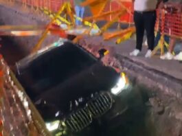 Jeepeta se precipita en un hoyo de construcción en Santiago