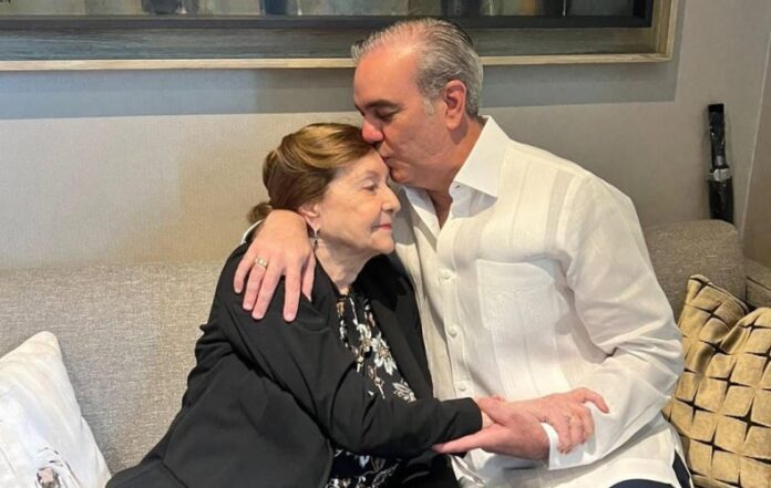 Luis Abinader cierra el Día de las Madres con un emotivo mensaje dedicado a su madre