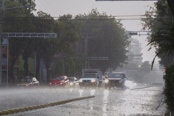 ¡Atención! Vaguada traerá fuertes lluvias, tronadas y ráfagas de viento este miércoles