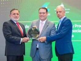 Eduardo Sanz Lovatón recibe reconocimiento de la Cámara de Comercio de SFM Eduardo Sanz Lovatón recibe reconocimiento de la Cámara de Comercio de SFM