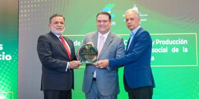 Eduardo Sanz Lovatón recibe reconocimiento de la Cámara de Comercio de SFM