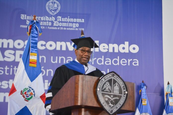 Editrudis Beltrán, rector de la UASD, anuncia su retiro durante graduación en la región norte