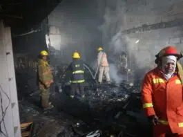 Incendio consume tienda de muebles en Villa Consuelo