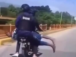 Migración investiga a agentes que trasladaron a un haitiano en una motocicleta en San Juan